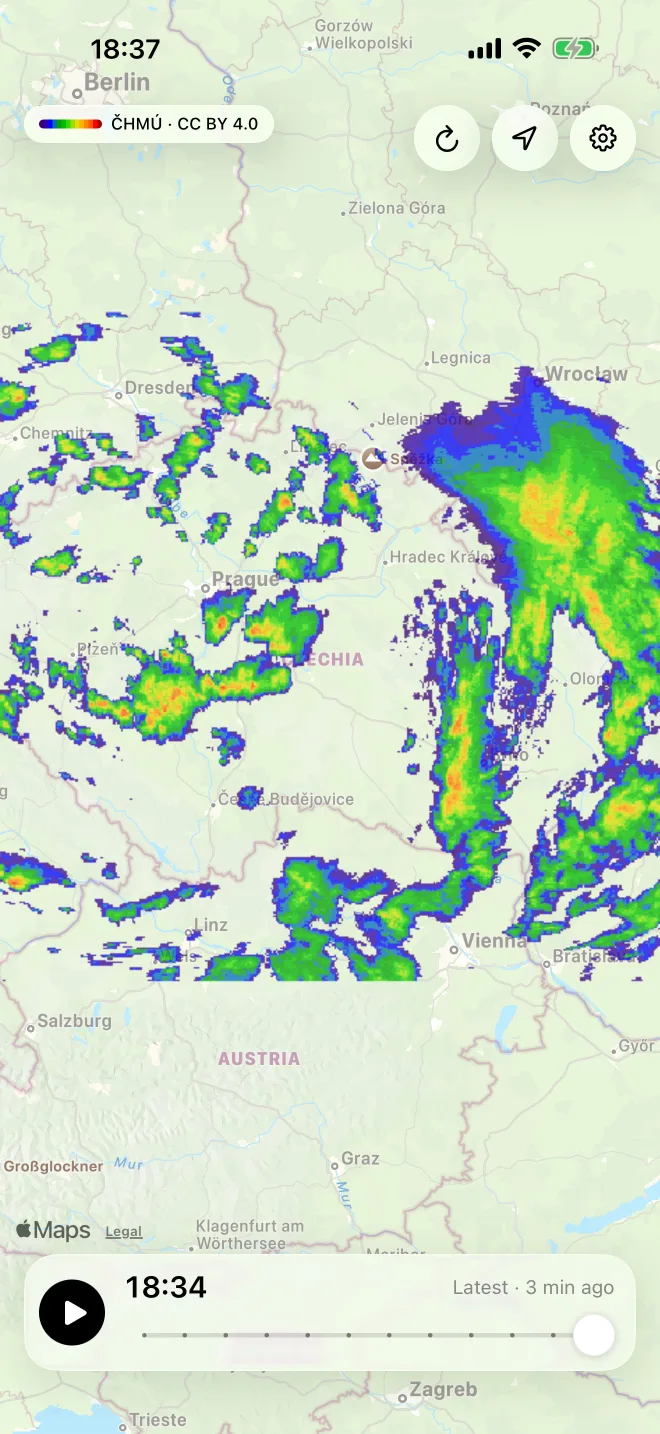 Radar CZ on an iPhone: the ČHMÚ radar composite over a map of Czechia, a band of heavy rain over Moravia, and the timeline at the bottom on the latest image.